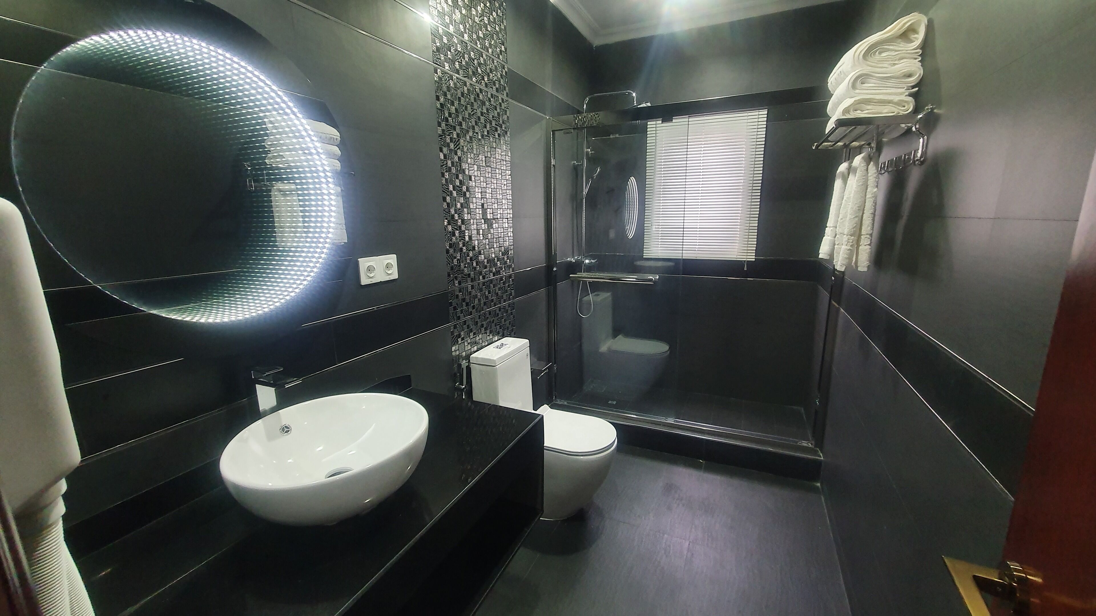 Deluxe Apartment | Bathroom | Shower, free toiletries, slippers, towels