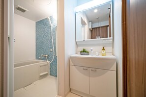 Departamento, 1 habitación (#3,5) | Baño | Tina y regadera independientes y amenidades de baño gratuitas 