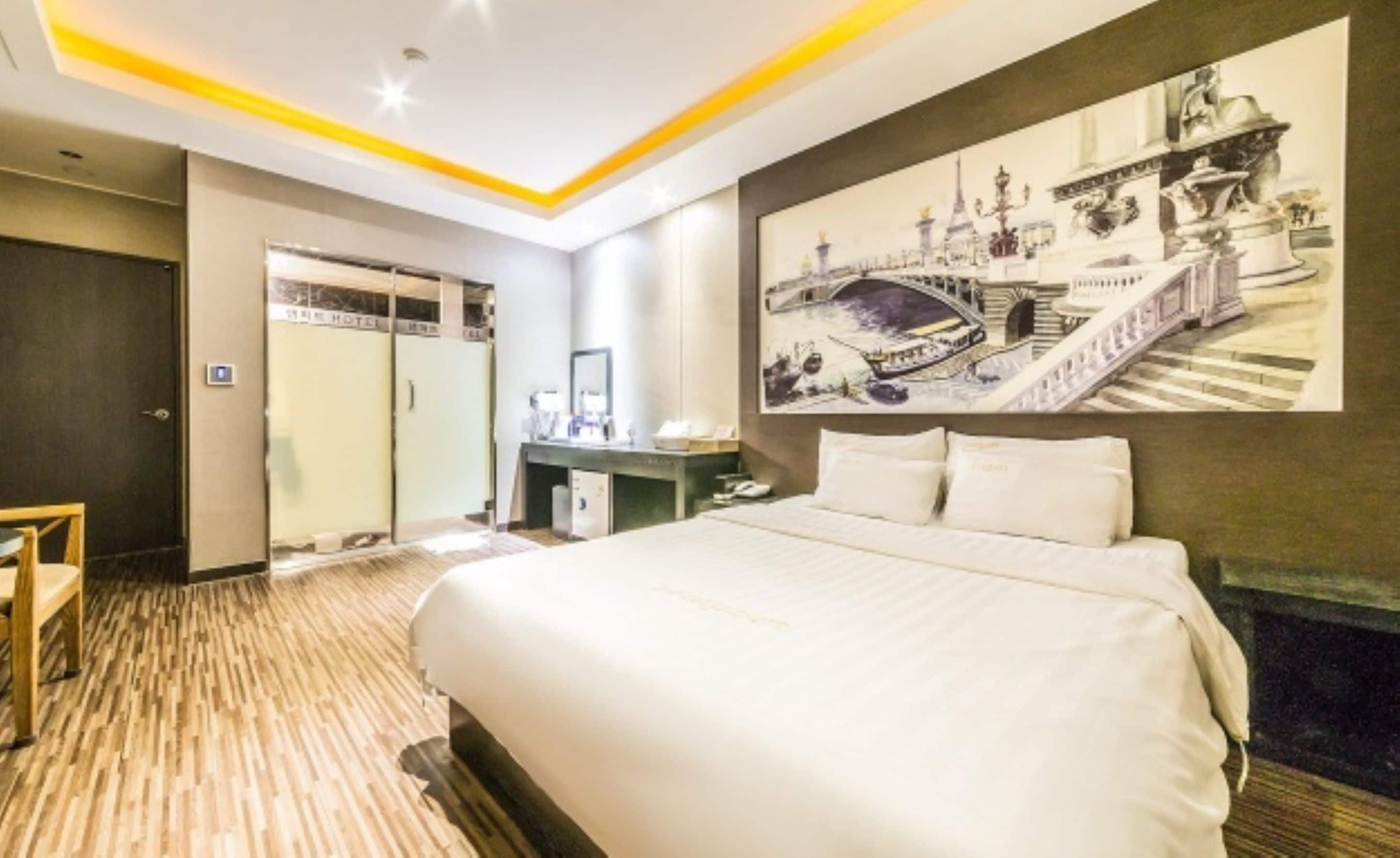 Double Room | Desk, soundproofing, free WiFi, bed sheets