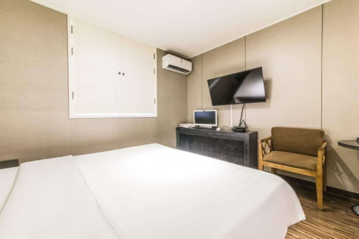 Double Room | Desk, soundproofing, WiFi (free), bed sheets