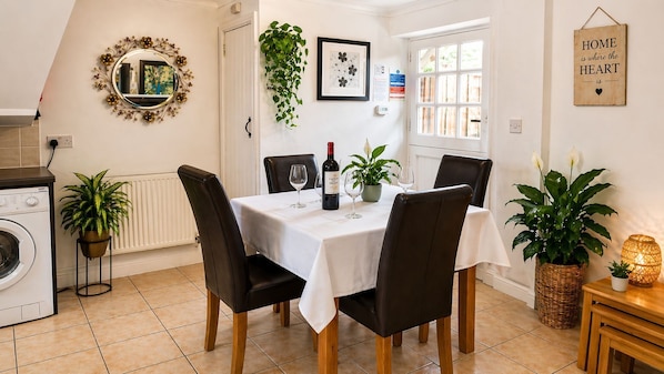 House, Multiple Bedrooms | In-room dining