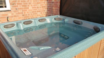 Bồn tắm spa ngoài trời