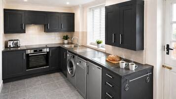 Rumah, beberapa kamar | Dapur pribadi | Lemari es besar, microwave, oven, dan kompor
