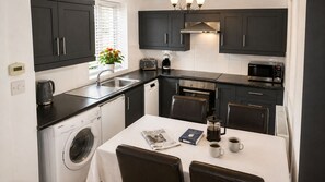 House, Multiple Bedrooms | Private kitchen | Full-sized fridge, microwave, oven, stovetop - The Shakespeare Lodge (Stratford-upon-Avon)