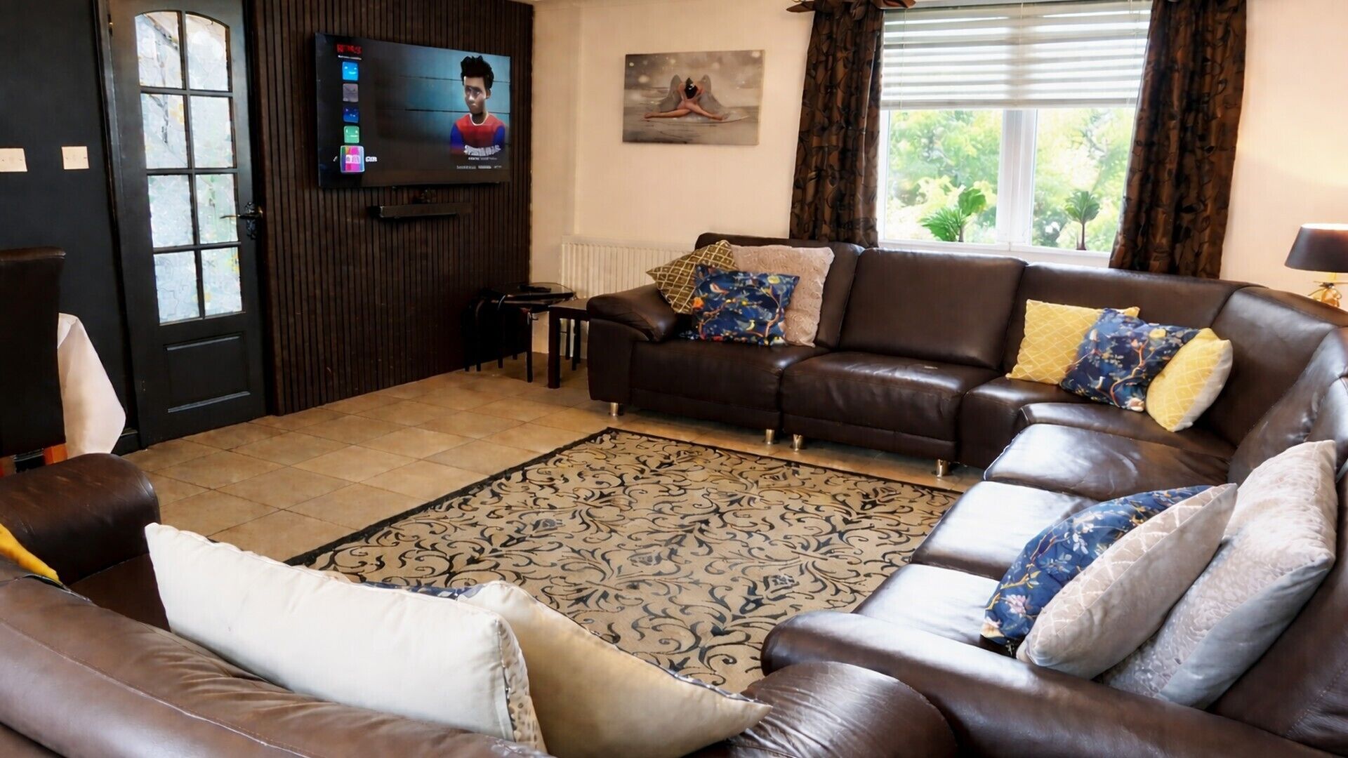 Rumah, beberapa kamar | Ruang keluarga | TV