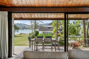 Outdoor dining - Sensational Sun Trap on Estuary Frontage - Pauanui (Pauanui)