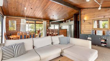 Smart-tv, een dvd-speler, boeken en een stereo