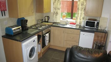 House, 1 Bedroom | Private kitchen