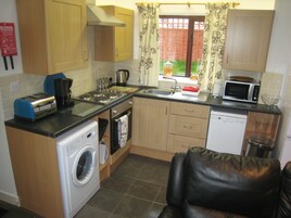 House, 1 Bedroom | Private kitchen | Full-size fridge, microwave, oven, stovetop