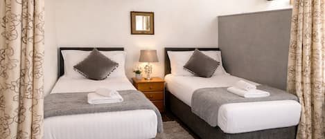 1 habitación, tabla de planchar con plancha, wifi gratis y ropa de cama
