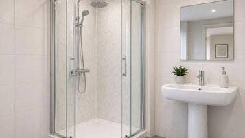 House, 1 Bedroom | Bathroom | Hair dryer, towels