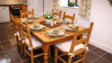 House, 1 Bedroom | Dining room