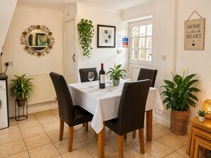 House, 2 Bedrooms | In-room dining - Juliet Cottage (Stratford-upon-Avon)