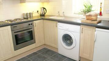 House, 2 Bedrooms | Private kitchen | Full-size fridge, microwave, oven, stovetop