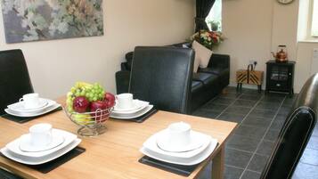 Casa, 2 camere da letto | Area soggiorno | TV 32 pollici con canali digitali, lettore DVD