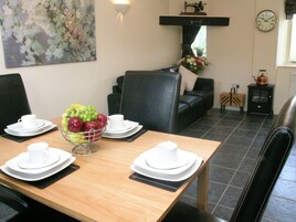 Casa, 2 habitaciones | Zona de estar | Televisión de 32 pulgadas con canales digitales, un reproductor de DVD