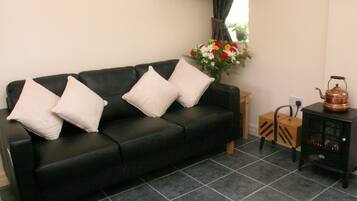 House, 2 Bedrooms | Living area | 32-inch TV with digital channels, DVD player