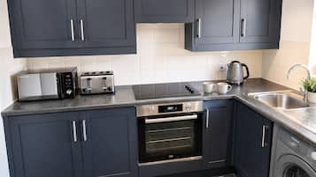 Geladeira grande, micro-ondas, fogão, cooktop