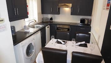 House, 3 Bedrooms | Private kitchen | Full-size fridge, microwave, oven, stovetop