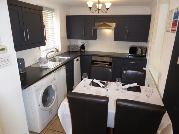 House, 3 Bedrooms | Private kitchen | Full-size fridge, microwave, oven, stovetop