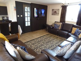 Casa, 3 habitaciones | Zona de estar | Televisión de pantalla plana de 32 pulgadas con canales digitales