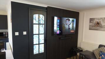 House, 3 Bedrooms | Living area | 32-inch flat-screen TV with digital channels, TV, DVD player