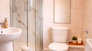 House, 3 Bedrooms | Bathroom | Combined shower/bathtub, hair dryer, towels