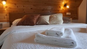 Desk, laptop workspace, blackout drapes, free WiFi - House Flora (Plitvicka Jezera)