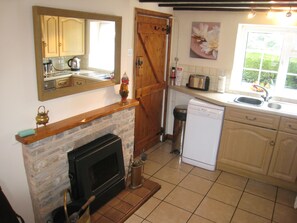 House, 2 Bedrooms | Private kitchen | Full-sized fridge, microwave, oven, stovetop - Macbeth Cottage (Stratford-upon-Avon)