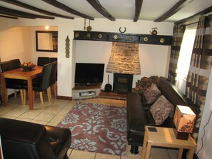 House, 2 Bedrooms | Living area | 32-inch flat-screen TV with digital channels, TV, DVD player - Macbeth Cottage (Stratford-upon-Avon)