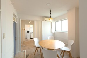 Desk, laptop workspace, blackout curtains, free WiFi - Grandouce Shin-Imamiya-Minami (Osaka)