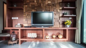 Bungalow ejecutivo | Área de sala de estar | Smart TV de 50 pulgadas con canales vía satélite y televisión 