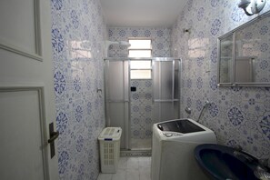 Apartment (1 Bedroom) | Badezimmer