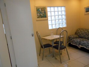 Apartment (2 Bedrooms) | Wohnzimmer