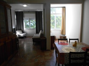 Apartment (2 Bedrooms) | Wohnzimmer
