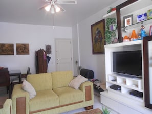 Apartamento (3 Bedrooms) | Sala de estar | Una televisión