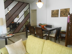 Apartamento (3 Bedrooms) | Sala de estar | Una televisión