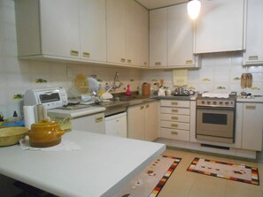 Apartamento (3 Bedrooms) | Cozinha privada | Geladeira, micro-ondas