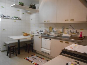 Apartamento (3 Bedrooms) | Cozinha privada | Geladeira, micro-ondas