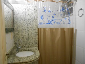 Apartment (1 Bedroom) | Badezimmer