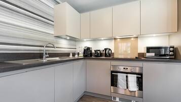 Apartment | Private kitchen | Full-sized fridge, microwave, oven, stovetop