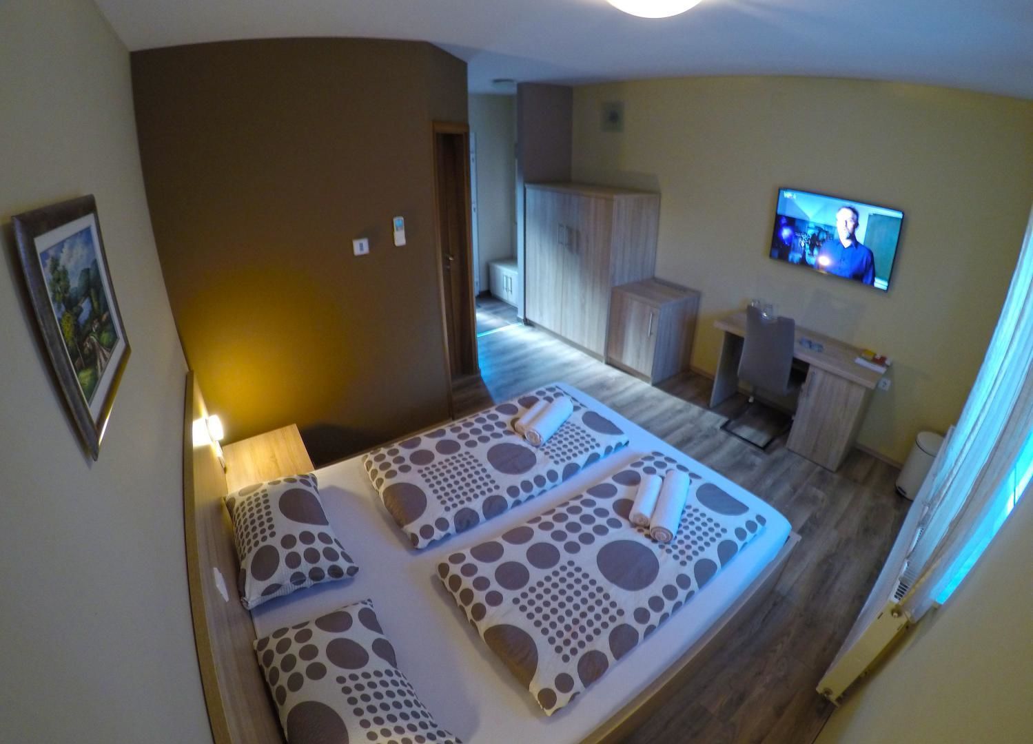 Double Room (1) | Desk, soundproofing, free WiFi, bed sheets