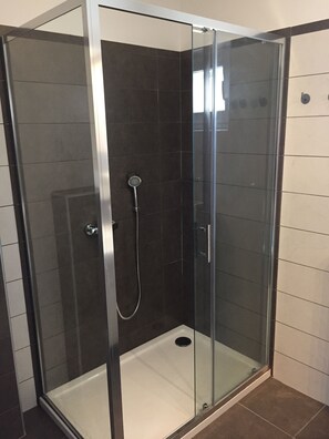 Apartemen (1) | Kamar mandi | Shower, pengering rambut, handuk, dan tisu toilet