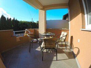 Apartemen (2) | Teras/patio