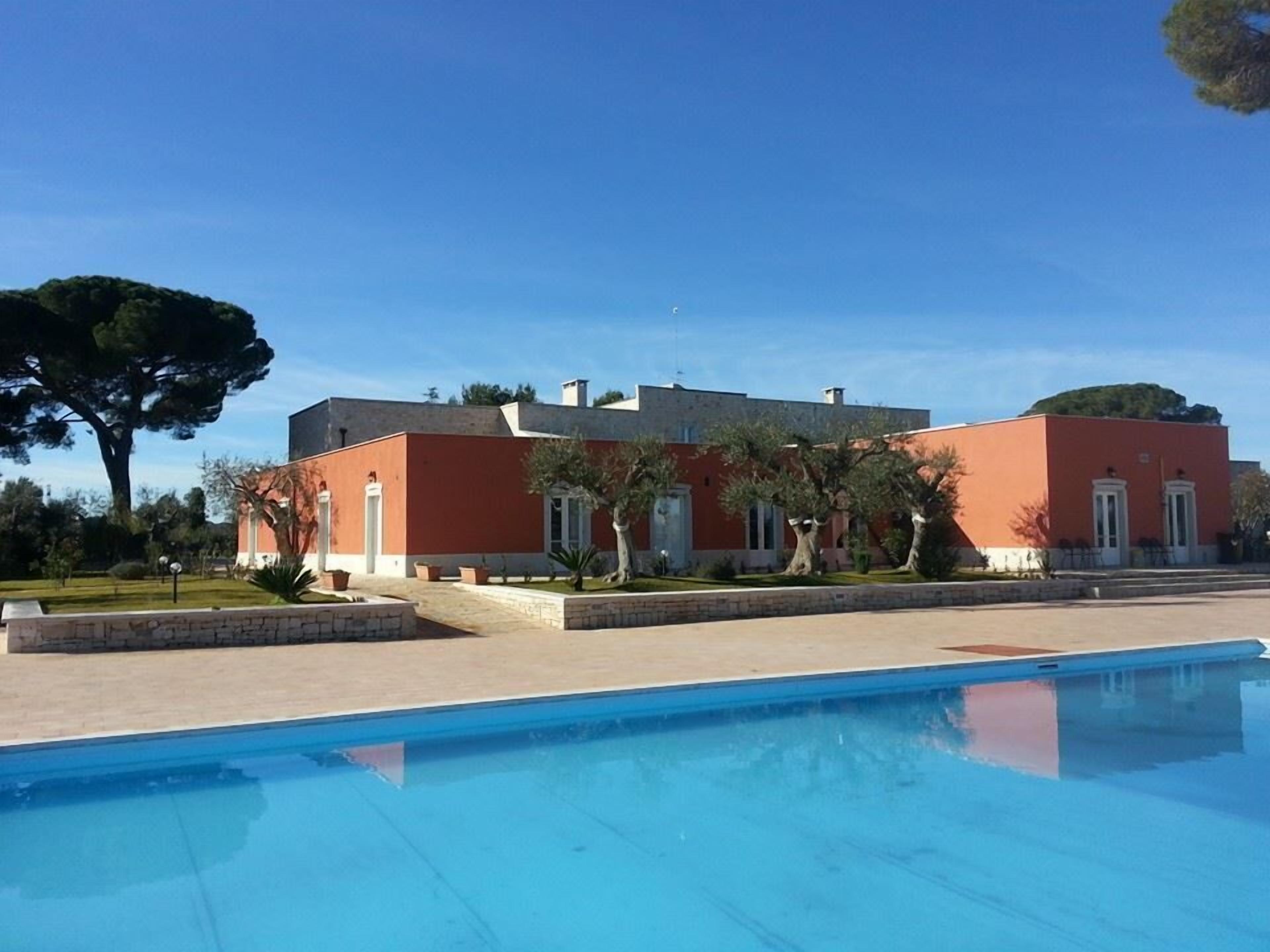 حمّام سباحة خارجي، مظلات على حمّام السباحة، مقاعد للتشمس