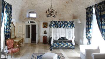 Suite (Regal) | Minibar, in-room safe, individually decorated, desk