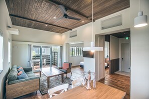 Deluxe-Villa (Villa B) | Wohnbereich | 32-Zoll-Flachbildfernseher mit Digitalempfang, LCD-Fernseher