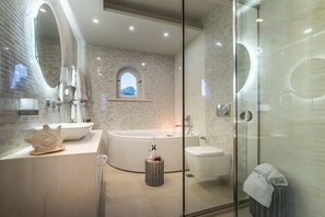 Deluxe Villa | Bathroom