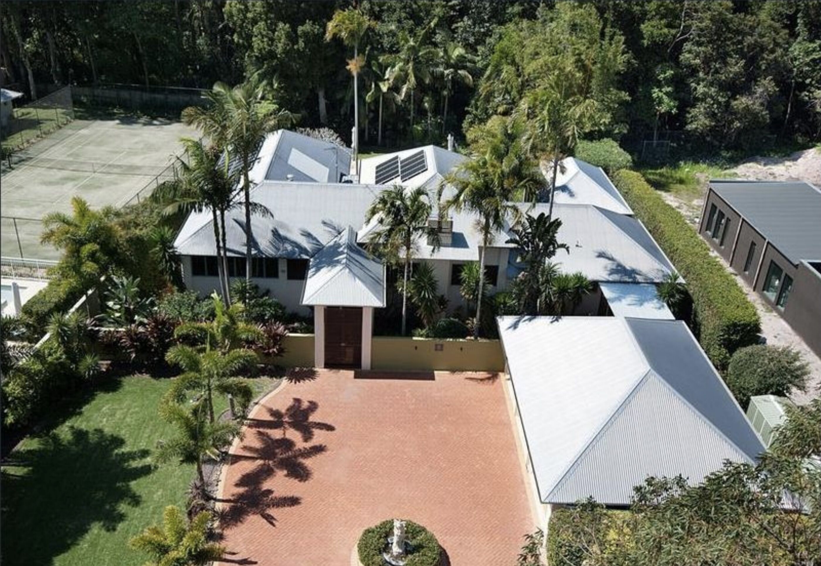Noosa Hamptons Escape luxury designer home with pool in Noosa Heads