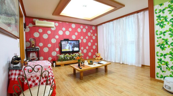 Room (Ondol, 15 PY, Eunhye) | Living area